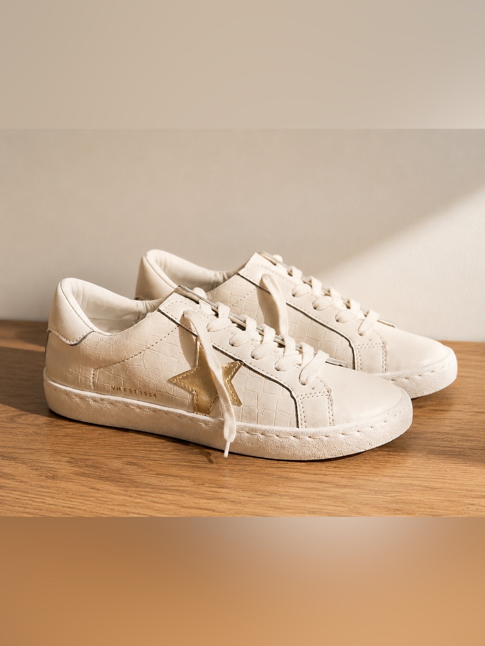 Vintage Havana Carla Off White Croc Gold Star Sneakers Size 7.5